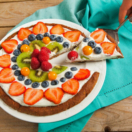 Obstpizza mit Erdbeeren, Heidelbeeren und Kiwi Obstpizza