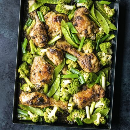 Saté-Hähnchenkeulen mit Gemüse Saté-Hähnchenkeulen mit Gemüse