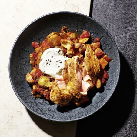 Süßkartoffel-Rosenkohl-Curry mit pochiertem Lachs Süßkartoffel-Rosenkohl-Curry mit pochiertem Lachs