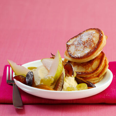 Buttermilch-Plinsen mit Obstsalat Buttermilch-Plinsen mit Obstsalat