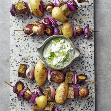 Gemüsespieße mit Frühlingszwiebeldip Gemüsespieße mit Frühlingszwiebeldip