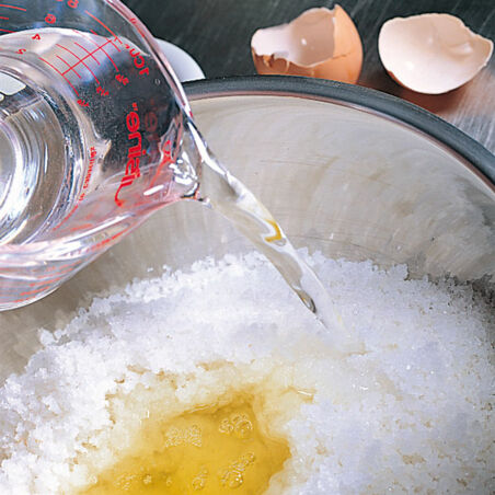 Ganzer Fisch im Salzmantel Ganzer Fisch im Salzmantel