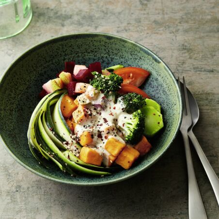 Regenbogen-Bowl mit Cashewdressing Regenbogen-Bowl mit Cashewdressing