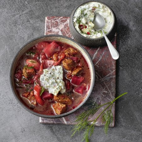 Rindfleisch-Borschtsch mit Apfel-Schmand Rindfleisch-Borschtsch mit Apfel-Schmand