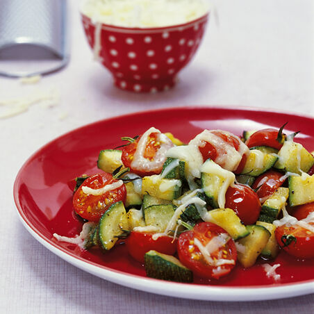 Zucchini-Tomaten-Gemüse mit Parmesanspänen Zucchini-Tomaten-Gemüse mit Parmesanspänen