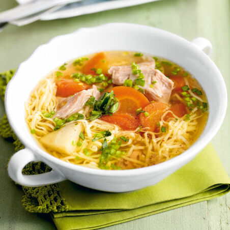 Hühnerbrühe mit Liebstöckel und Eiernudeln Hühnerbrühe mit Liebstöckel und Eiernudeln