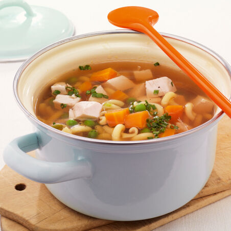 Suppentopf mit Nudeln und Hähnchen Suppentopf mit Nudeln und Hähnchen