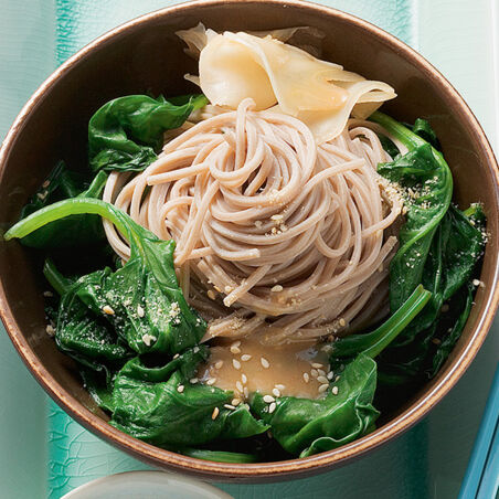 Buchweizen-Nudeln mit Sesamspinat Buchweizen-Nudeln mit Sesamspinat