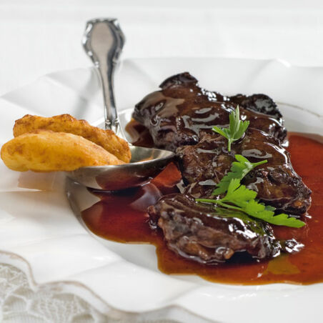 Geschmorte Kalbsbäckchen in Lagrein mit Kartoffelblattln Geschmorte Kalbsbäckchen in Lagrein mit Kartoffelblattln