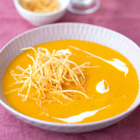 Kürbissuppe mit Kartoffelstroh Kürbissuppe mit Kartoffelstroh