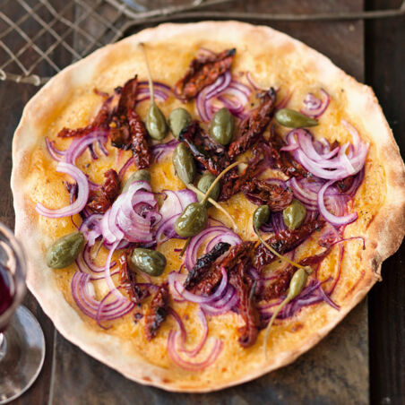 Flammkuchen mit roten Zwiebeln und Kapernäpfeln Flammkuchen mit roten Zwiebeln und Kapernäpfeln