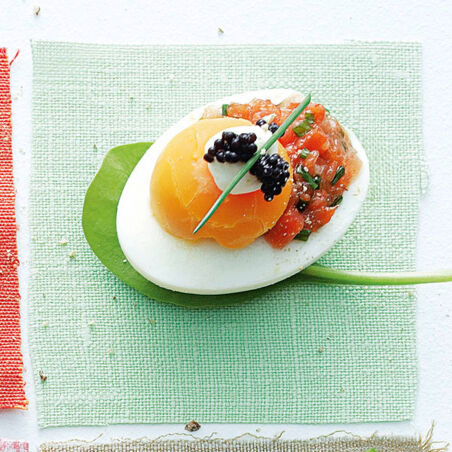 Eier mit Lachstatar und Kaviar Eier mit Lachstatar und Kaviar