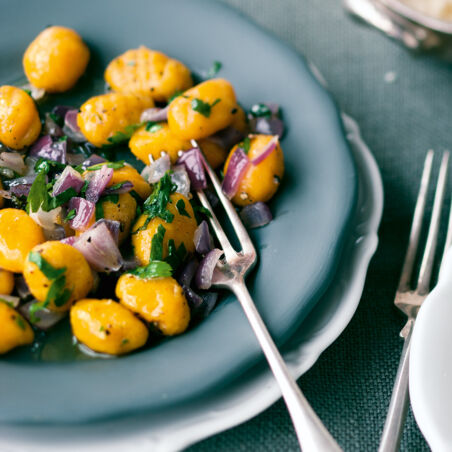 Kürbis-Gnocchi mit roten Zwiebeln Kürbis-Gnocchi mit roten Zwiebeln
