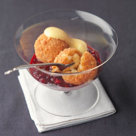 Gebackene Apfelknödel mit Preiselbeer-Gewürz-Ragout und Mostschaum Gebackene Apfelknödel mit Preiselbeer-Gewürz-Ragout und Mostschaum