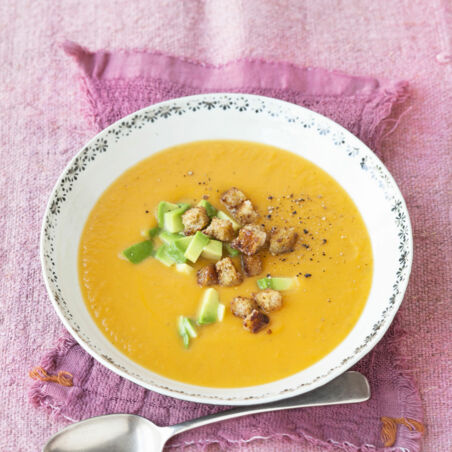 Süßkartoffelsuppe mit Avocado Süßkartoffelsuppe mit Avocado