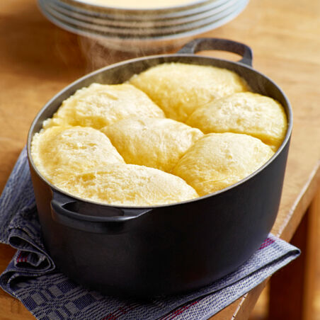 Lockere Dampfnudeln in einem Topf Dampfnudeln mit Krusterl