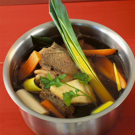 Fleischbrühe mit Gemüsestreifen Fleischbrühe mit Gemüsestreifen