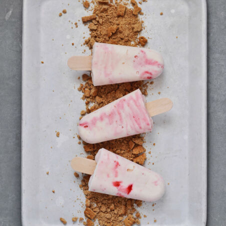 Käsekuchen-Steckerleis mit Erdbeerstreifen Käsekuchen-Steckerleis mit Erdbeerstreifen