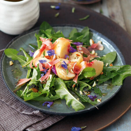 Löwenzahnsalat mit Pfirsichen und Serranoschinken Löwenzahnsalat mit Pfirsichen und Serranoschinken