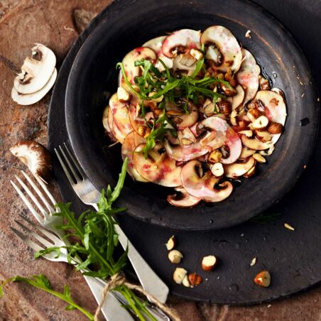 Pilzcarpaccio mit Haselnüssen Pilzcarpaccio mit Haselnüssen