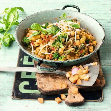 Pasta mit Brokkoli und Knoblauchknusper Pasta mit Brokkoli und Knoblauchknusper