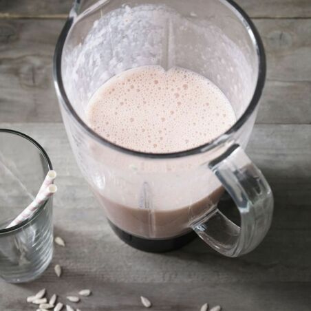Erdbeer-Tofu-Smoothie mit Sonnenblumenkernen Erdbeer-Tofu-Smoothie mit Sonnenblumenkernen