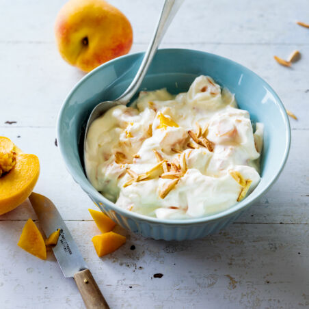Pfirsich-Quark mit gerösteten Mandelstiften Pfirsich-Quark mit gerösteten Mandelstiften