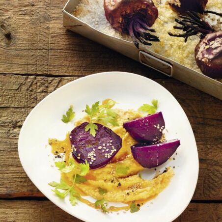 Auf Salz gegarte Rote Bete mit Kichererbsencreme Auf Salz gegarte Rote Bete mit Kichererbsencreme
