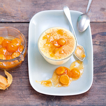 Weißes Schoko-Soufflé mit Physalissauce Weißes Schoko-Soufflé mit Physalissauce