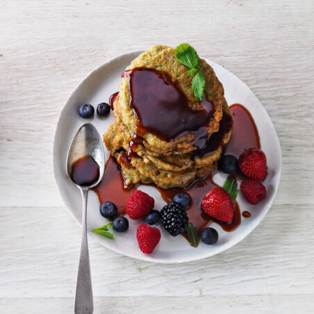 Zucchini-Pancakes mit Dattelsirup und Beeren Zucchini-Pancakes mit Dattelsirup und Beeren
