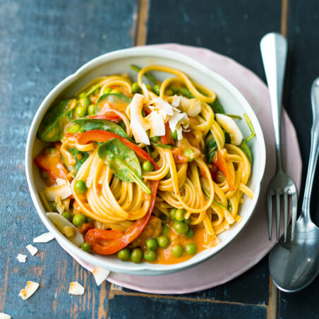 Kokos-Tomaten-Nudeln mit Spinat Kokos-Tomaten-Nudeln mit Spinat