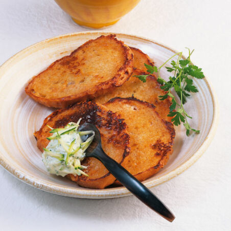Pfannenbrot mit Zucchini-Tsatsiki Pfannenbrot mit Zucchini-Tsatsiki
