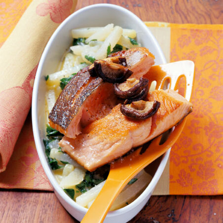 Lachs mit Kohlrabi und Shiitake-Pilzen Lachs mit Kohlrabi und Shiitake-Pilzen