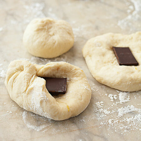 Schoko-Buchteln mit weißer Schokoladensauce Schoko-Buchteln mit weißer Schokoladensauce