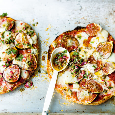 Fladenbrotpizza mit dreierlei Käse Fladenbrotpizza mit dreierlei Käse
