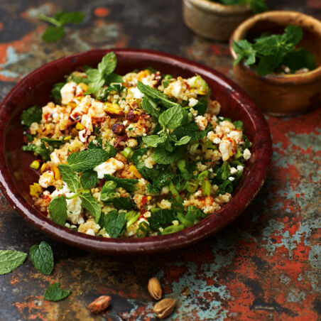 Bulgursalat mit Feta, Pistazien und Harissa-Dressing Bulgursalat mit Feta, Pistazien und Harissa-Dressing