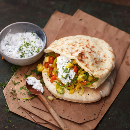 Suppengrün-Salat im Pitabrot mit Pfeffer-Feta-Creme Suppengrün-Salat im Pitabrot mit Pfeffer-Feta-Creme