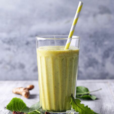 Vitalstoff-Erwachen mit Blättern, Kurkuma und Pekannüssen Vitalstoff-Erwachen mit Blättern, Kurkuma und Pekannüssen