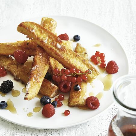 Süsse French-Toast-Sticks mit Sommerbeeren Süsse French-Toast-Sticks mit Sommerbeeren