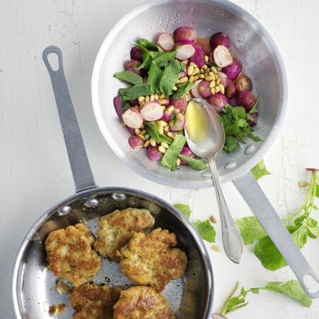 Radieschen-Gemüse mit Pinienkernen undFischfrikadellen Radieschen-Gemüse mit Pinienkernen undFischfrikadellen