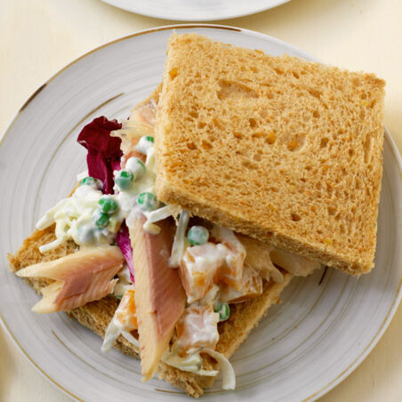 Gemüse-Tramezzini mit geräucherter Forelle Gemüse-Tramezzini mit geräucherter Forelle