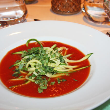 schrothessen-zucchininudeln-auf-tomaten-basilikumragout schrothessen-zucchininudeln-auf-tomaten-basilikumragout