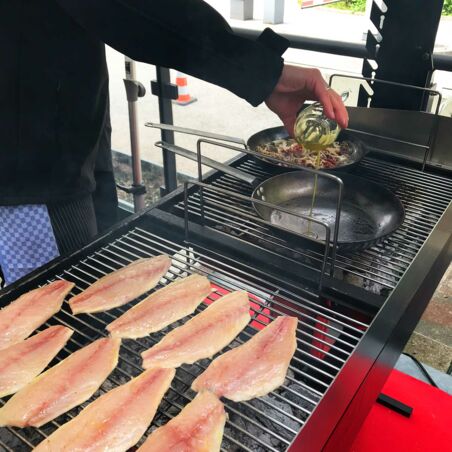 Dorade auf mediterranem Brotsalat Dorade auf mediterranem Brotsalat