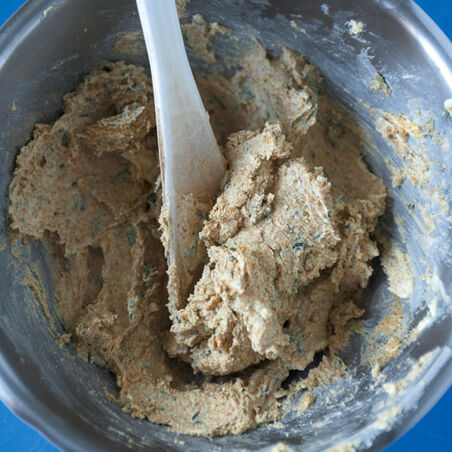 Kalbshüfte mit Rosmarinkruste, Cocktailtomaten und jungem Spinat Kalbshüfte mit Rosmarinkruste, Cocktailtomaten und jungem Spinat