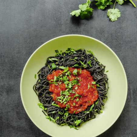 Schwarze-Bohnen-Spaghetti mit Salsa Schwarze-Bohnen-Spaghetti mit Salsa