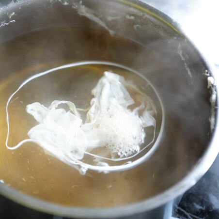 Friséesalat mit Tiroler Speck und pochiertem Ei Friséesalat mit Tiroler Speck und pochiertem Ei