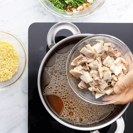 Omas Hühnersuppe mit Nudeln Omas Hühnersuppe mit Nudeln