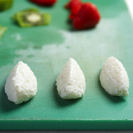 Süße Sushi mit Erdbeeren und scharfer Sauce Süße Sushi mit Erdbeeren und scharfer Sauce