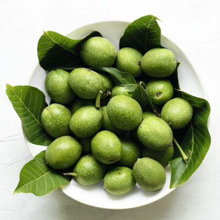 Nussschnaps aus grünen Nüssen Nussschnaps aus grünen Nüssen