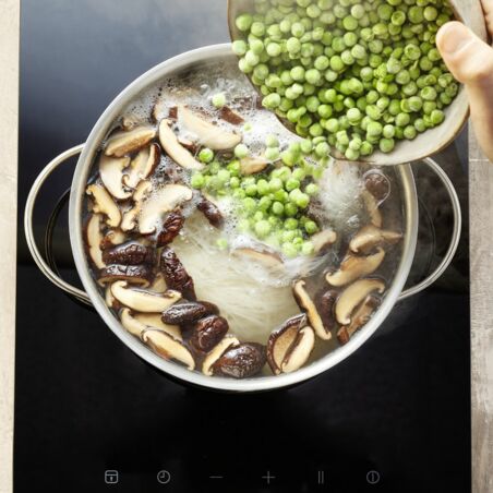 Reisnudel-Bowl mit Gemüsebällchen Reisnudel-Bowl mit Gemüsebällchen